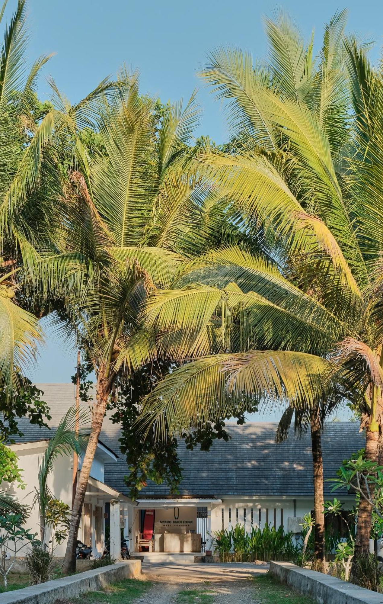 Myamo Beach Lodge Jereweh Esterno foto