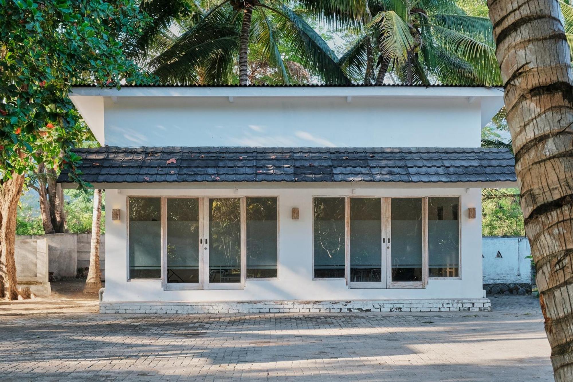 Myamo Beach Lodge Jereweh Esterno foto