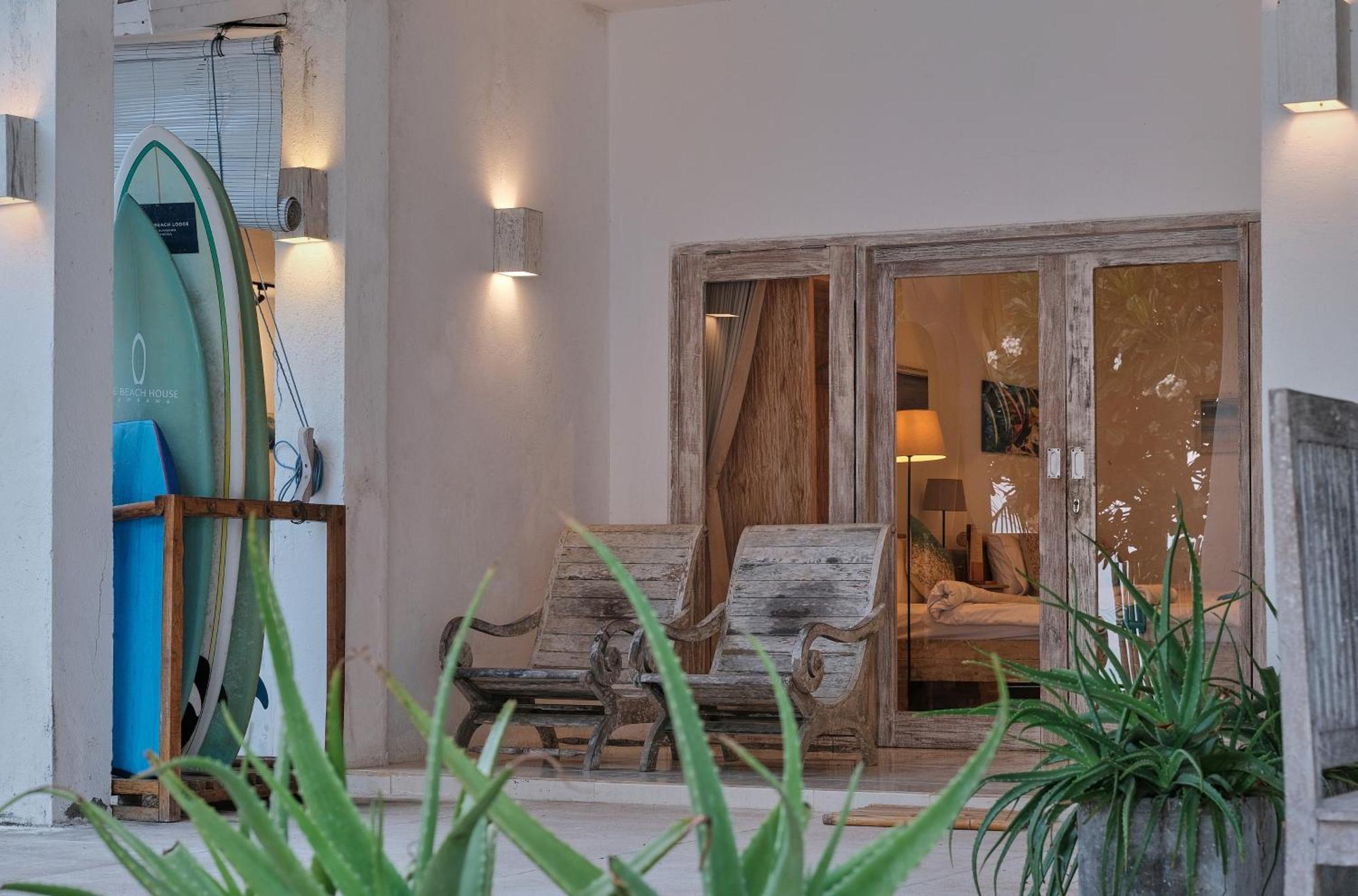 Myamo Beach Lodge Jereweh Esterno foto