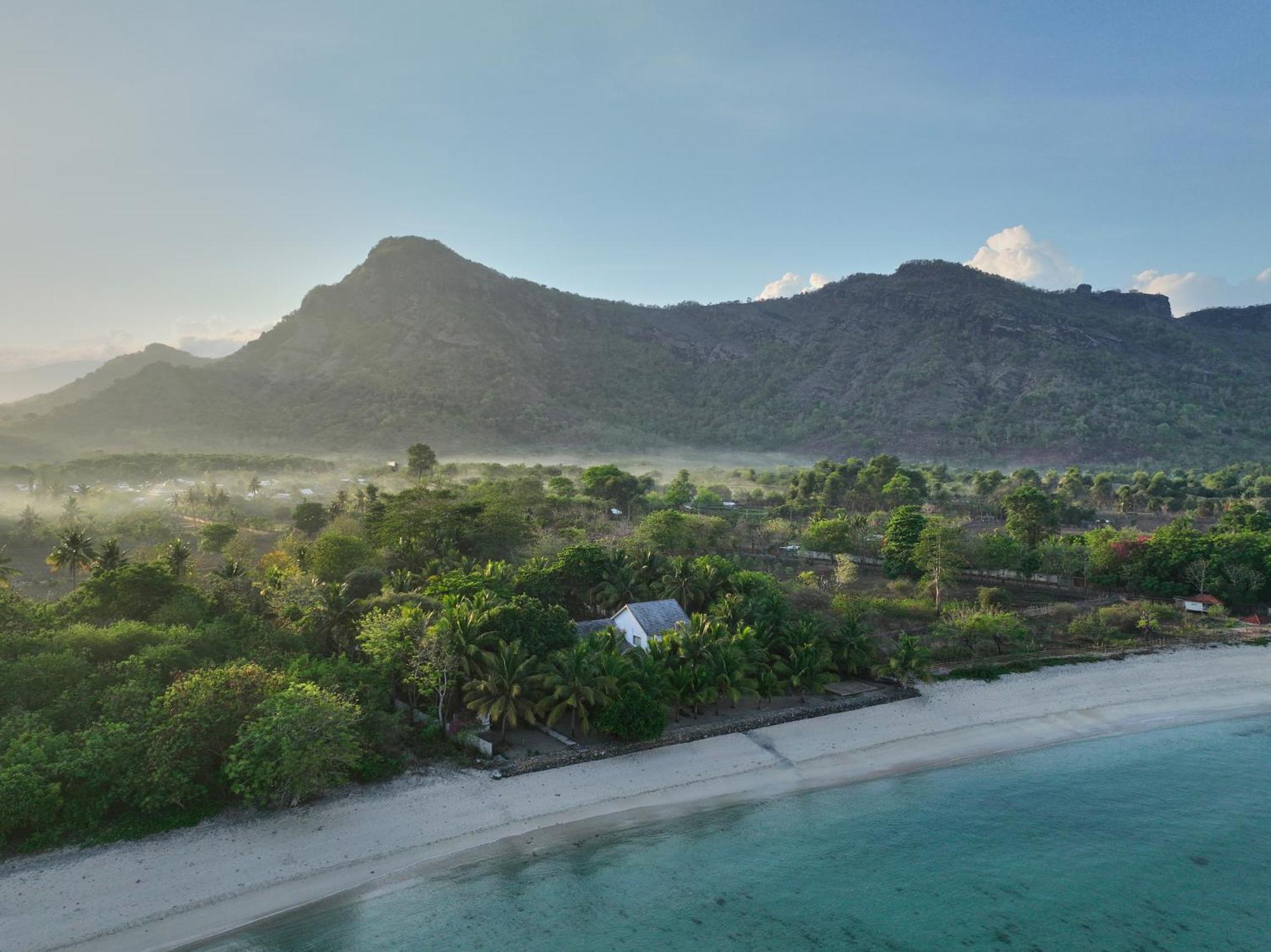 Myamo Beach Lodge Jereweh Esterno foto