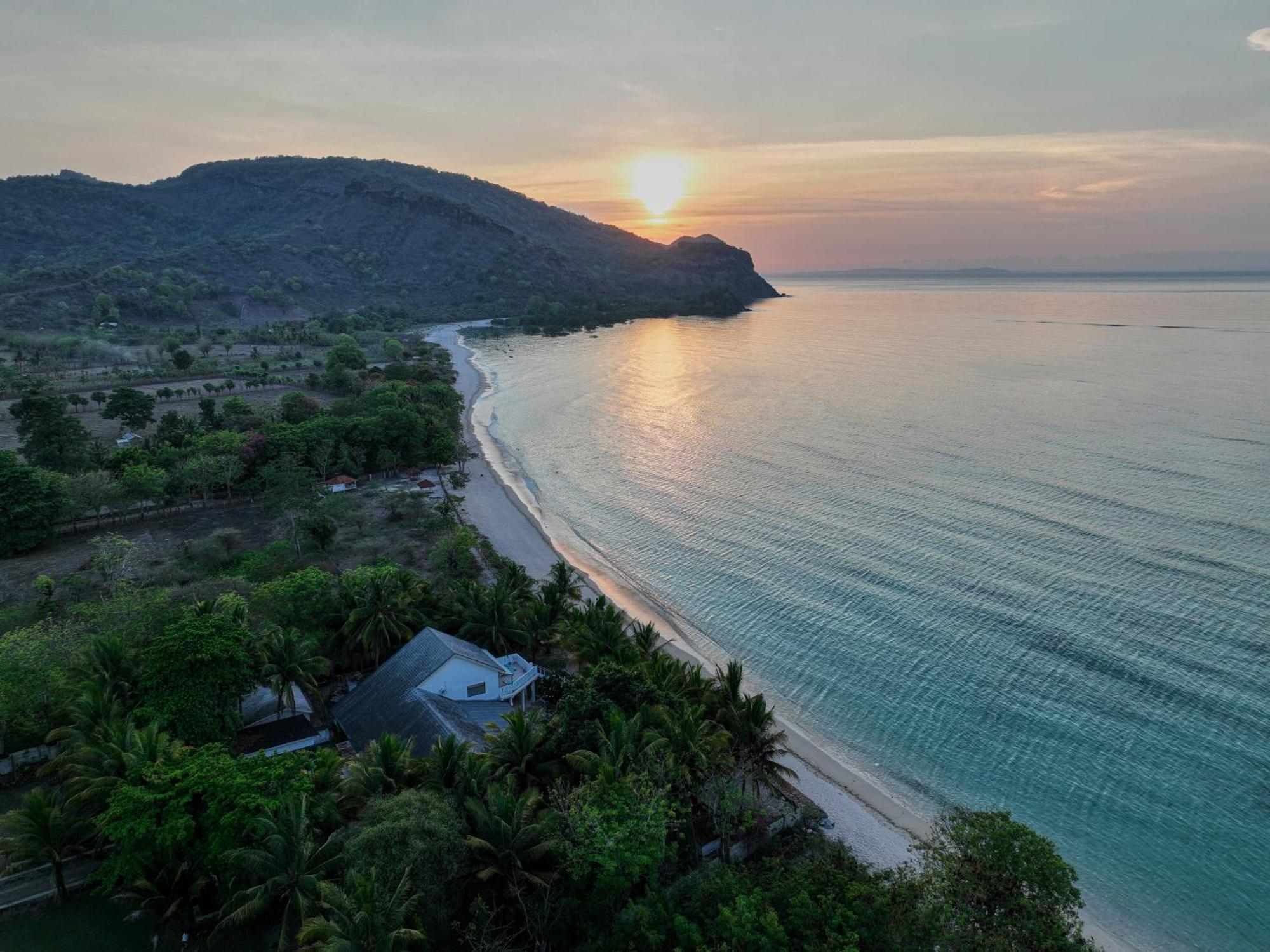Myamo Beach Lodge Jereweh Esterno foto