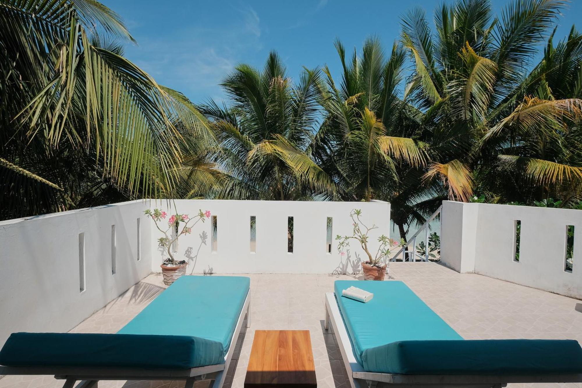 Myamo Beach Lodge Jereweh Esterno foto