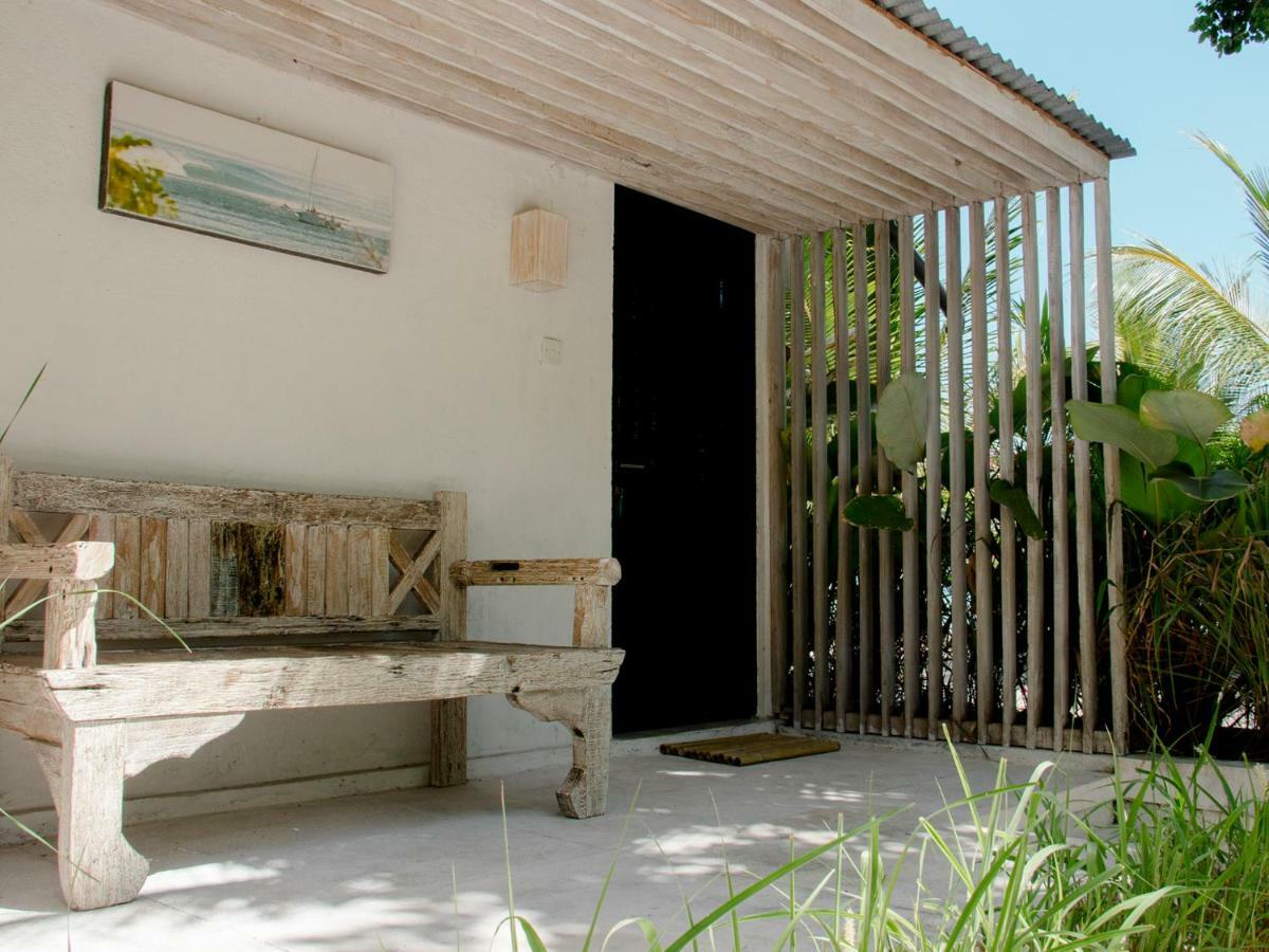 Myamo Beach Lodge Jereweh Esterno foto